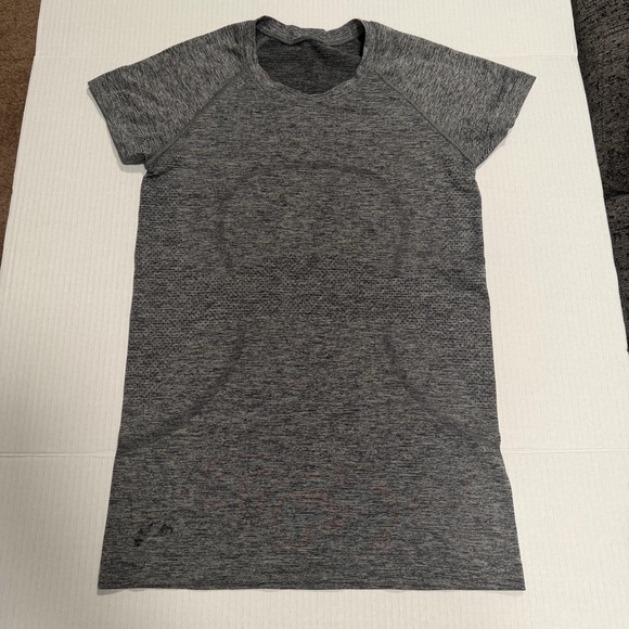 Lululemon Swiftly Tech Short-Sleeve Shirt 2.0 Hip Length
Tokyo, *FLAW*, Size 6 - Picture 2 of 8